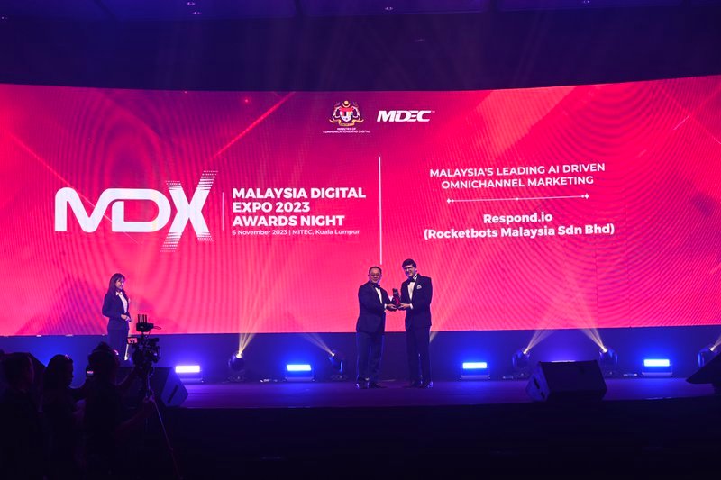 CEO Gerardo Salandra embraces Malaysia's Leading Omnichannel Marketing award for respond.io.