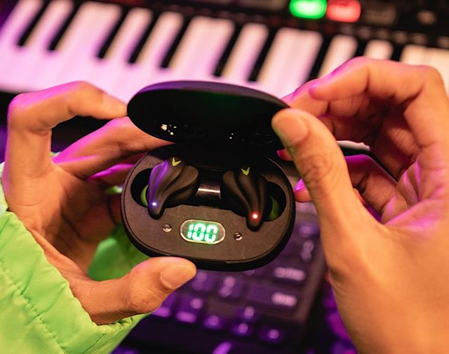 High-tech earbuds in a case. These are one of Vyatta's products that they promoted in their successful click to WhatsApp marketing campaign.